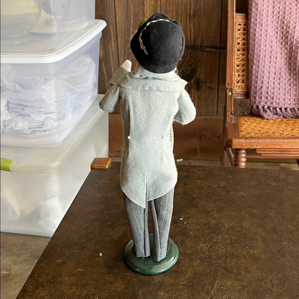 Byers' Choice Victorian Grandparent Caroler